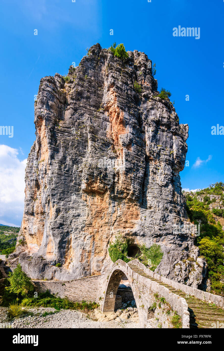Zagorohoria, Griechenland. Noutsos Brücke (Kokkoris) in der griechischen Region Epirus Berg. Eine steinerne Brücke. Stockfoto