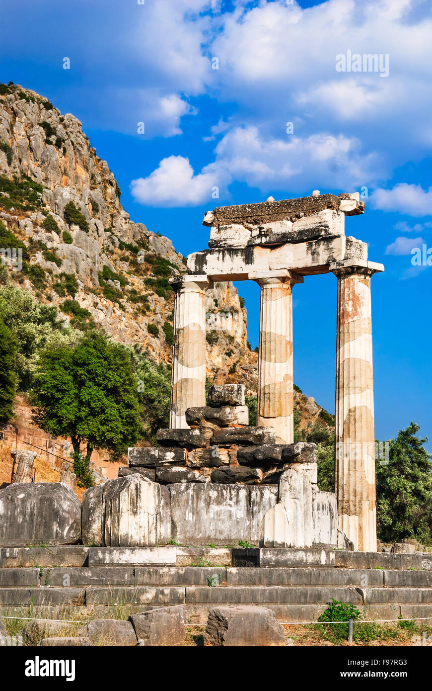 Antike Tempel für Athena in der Nähe von Mount Parnassus, Delphi, Griechenland Stockfoto