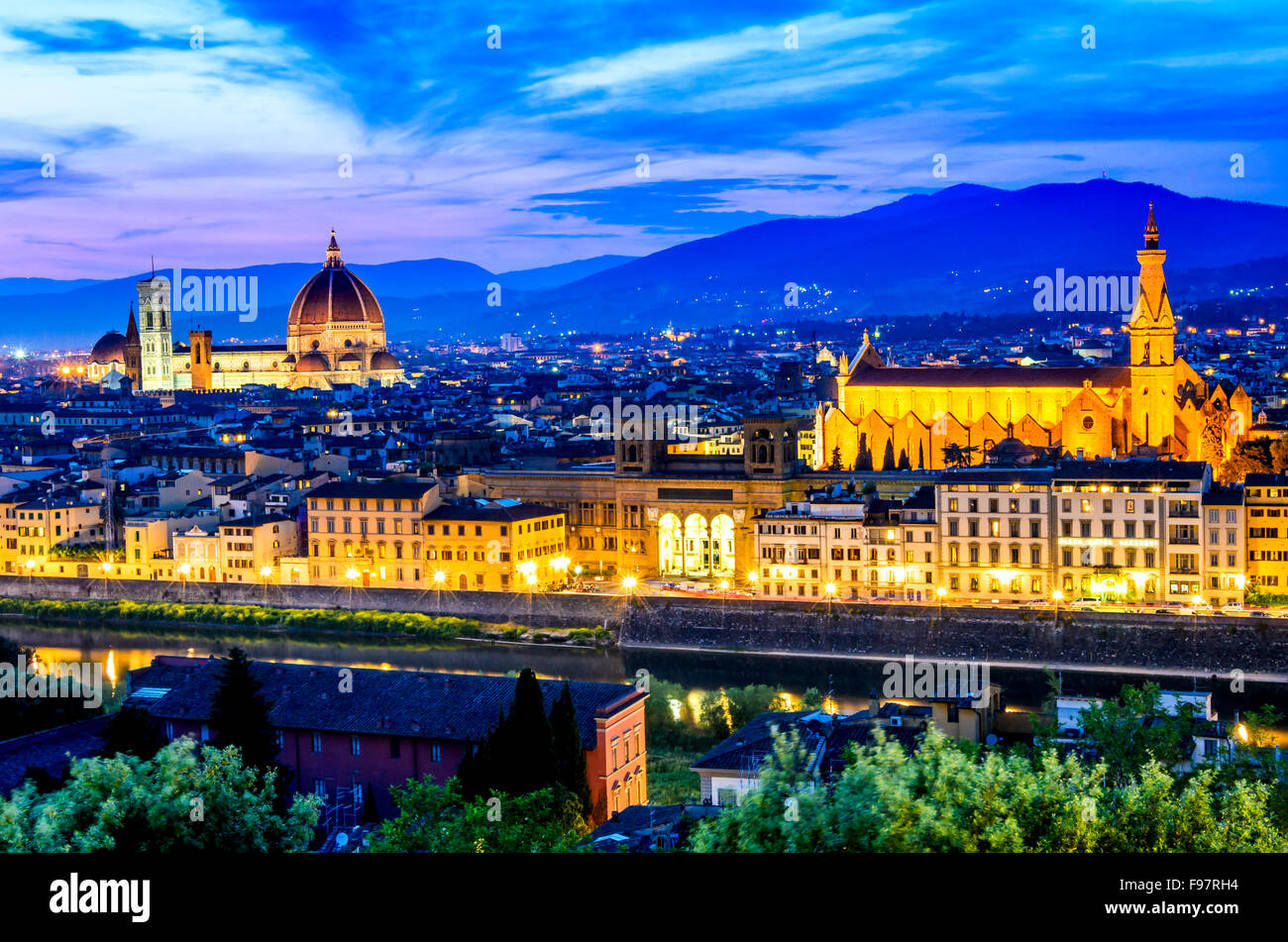 Forence, Italien. Schöner Sonnenuntergang über Kathedrale Santa Maria del Fiore (Duomo), Firenze, Italien. Stockfoto