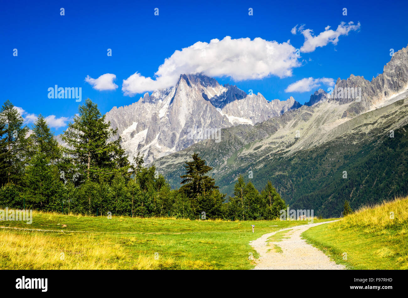Mont Blanc, Frankreich. Sommer Scennery mit erstaunlichen Aiguille du Midi kegelförmigen Berg in Chamonix Haute-Savoie Region europäischen Alpen. Stockfoto