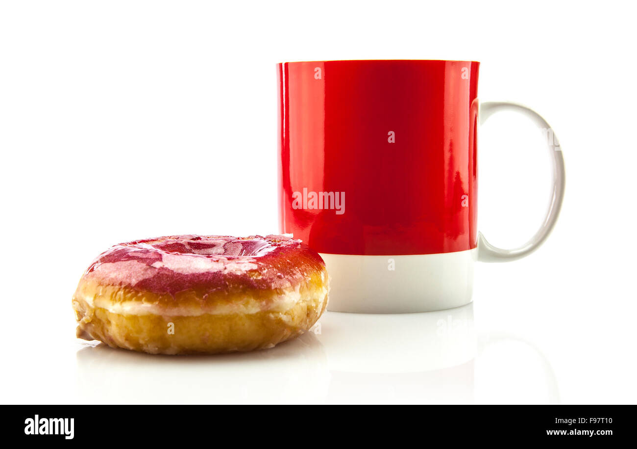 Kaffee im roten Becher mit Donut auf weißem Grund Stockfoto