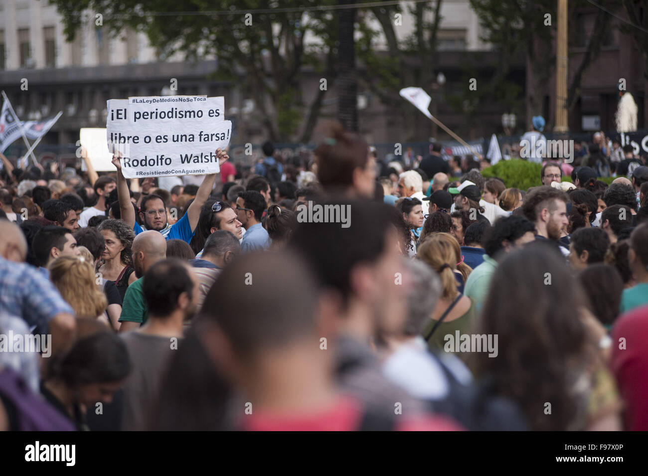 Buenos Aires, Argentinien. 14. Dezember 2015. Rund 2000 Menschen versammelt am Mai Platz Martin Sabatella, Direktor der AFSCA, die Regierung Agentur verantwortlich für die Umsetzung des Mediengesetzes zu unterstützen, die all-Media-Aktivitäten im Land regelt. Präsident Mauricio Macri will Sabatella, gekennzeichnet durch Ex-Präsidentin Cristina Fernandez de Kirchner, zurückzutreten, aber er weigert sich argumentieren, dass AFSCA gesetzlich autonom ist, und sein Mandat im Jahr 2017 endet. Bildnachweis: Patricio Murphy/ZUMA Draht/Alamy Live-Nachrichten Stockfoto