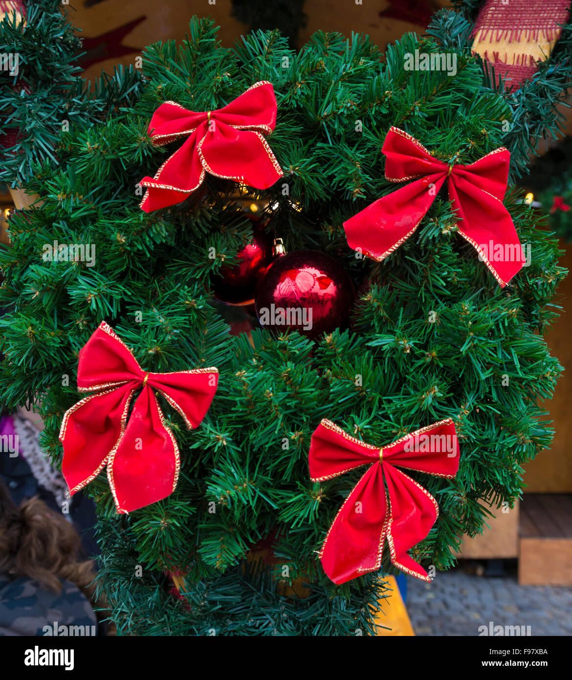 Adventskranz mit roten Schleifen und Weihnachtskugel Stockfoto