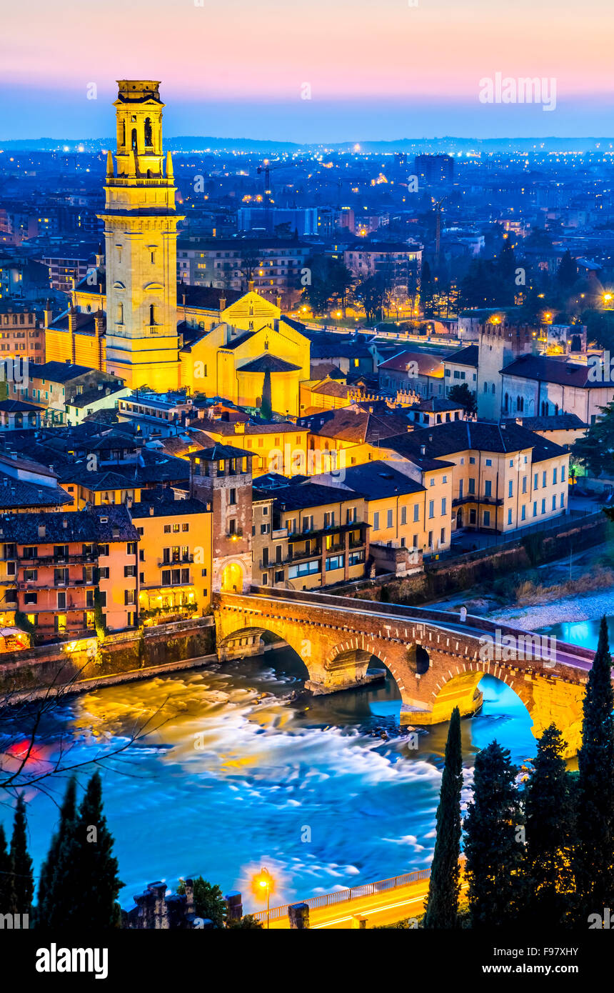 Verona, Italien. Dämmerung Ansicht der mittelalterlichen Stadt, Ponte Pietra und Turm der Kathedrale Duomo di Verona. Stockfoto