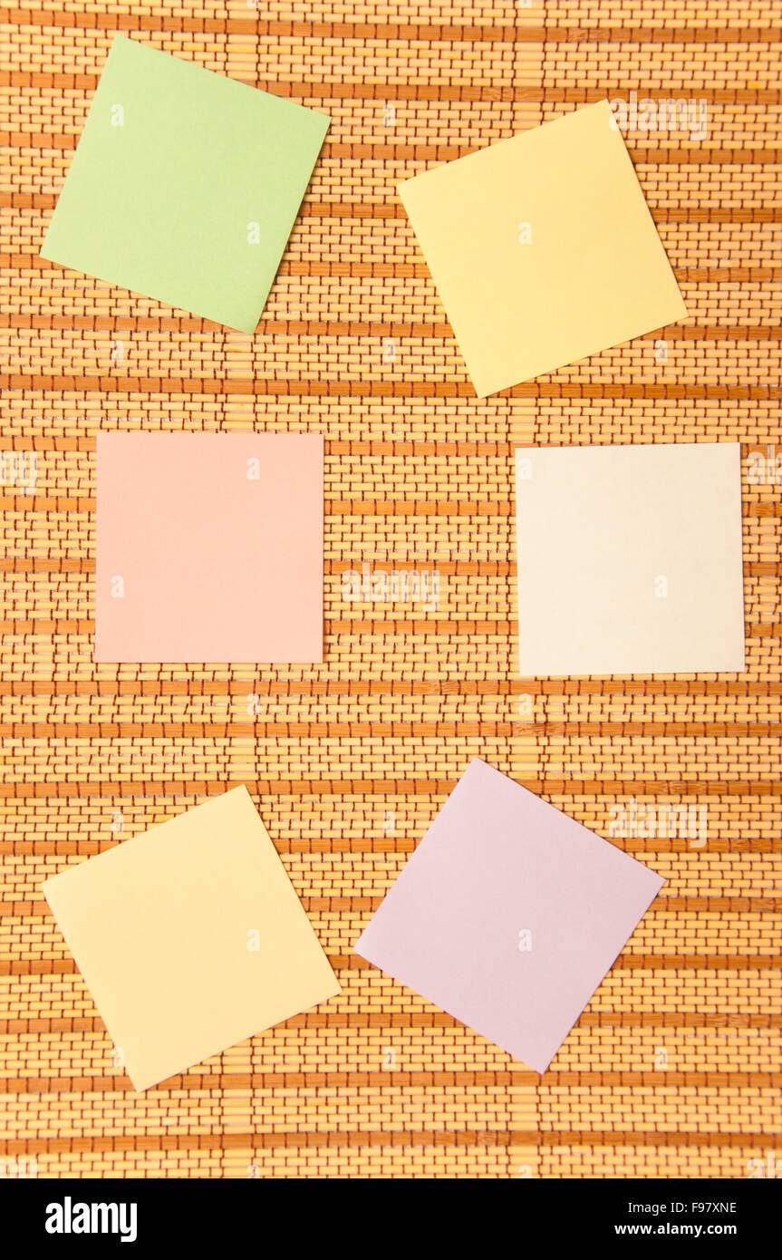 Bunte Notizen auf dem Stroh-Teppich Stockfoto