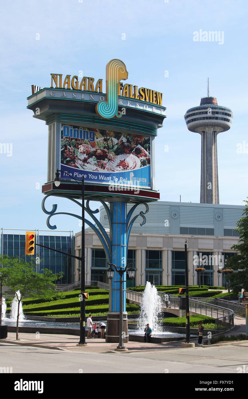 Niagara Fallsview Casino Resort Sign. Skylon Tower im Hintergrund. Fallsview, Niagara Falls, Ontario, Kanada. Stockfoto