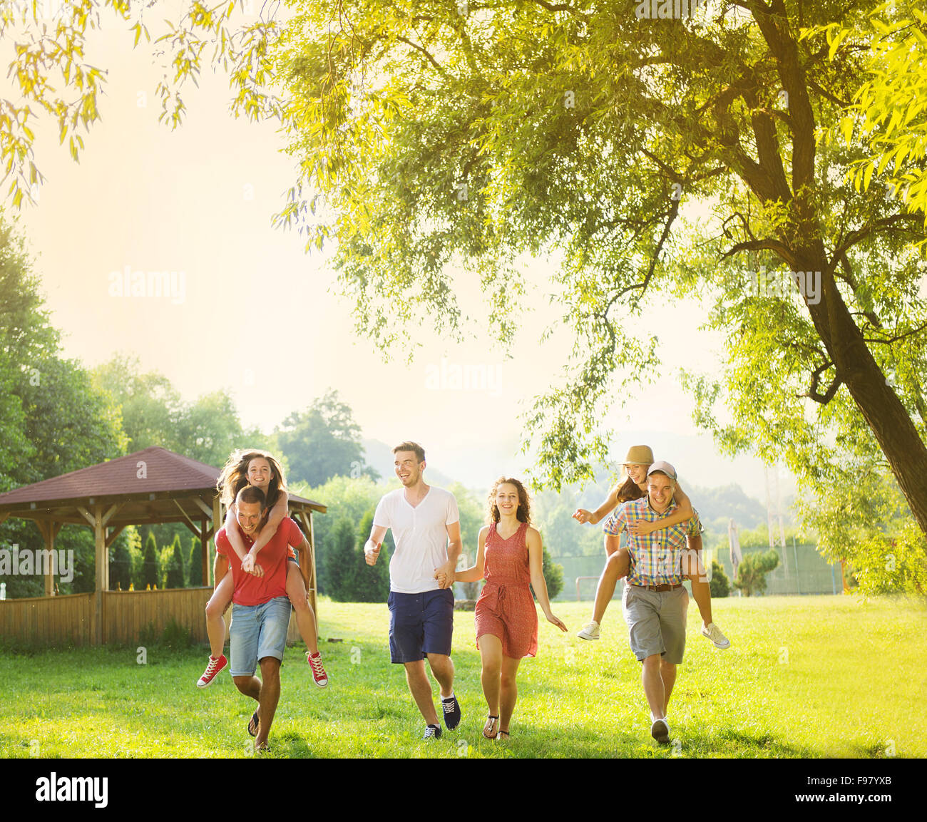 Gruppe von fünf Jugendlichen Freunde Spaß im park Stockfoto