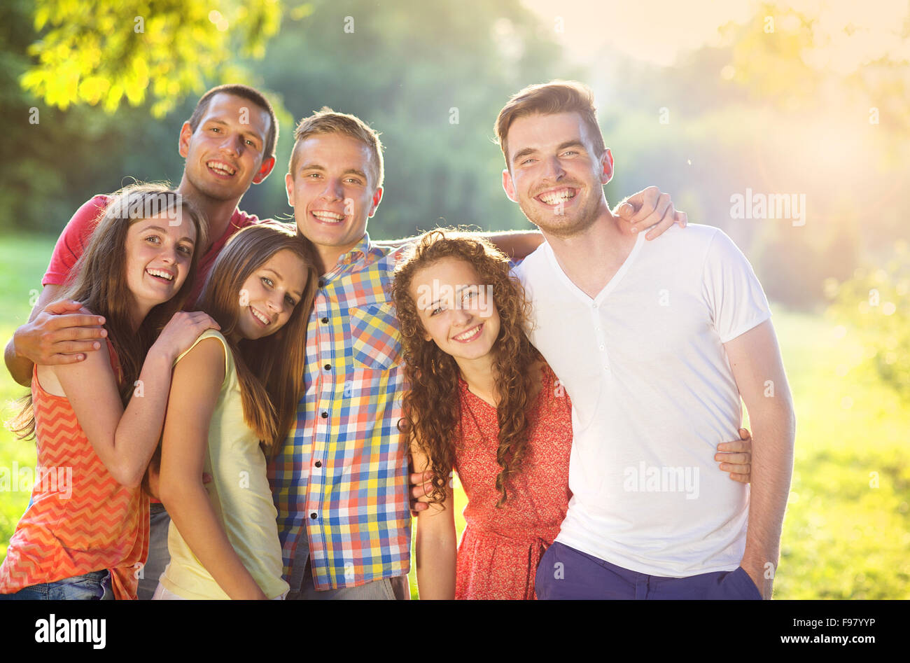 Gruppe von jungen Leuten, die Spaß im park Stockfoto