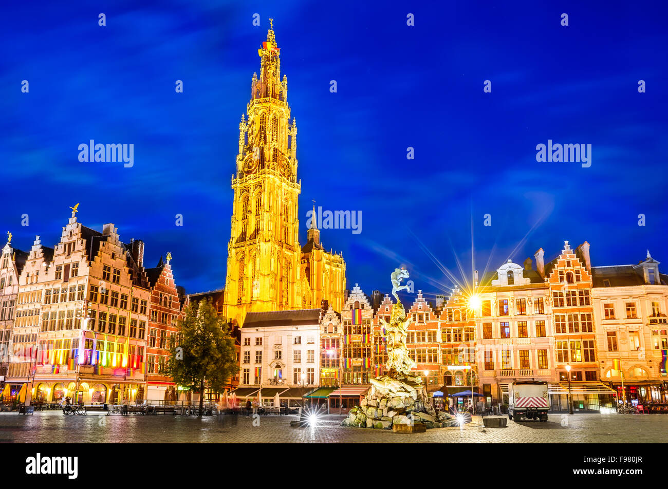 Antwerpen, Belgien. Nachtleben in der Innenstadt von Antwerpen entlang der berühmten Straße Meir und den einsamen Turm der Kathedrale Stockfoto