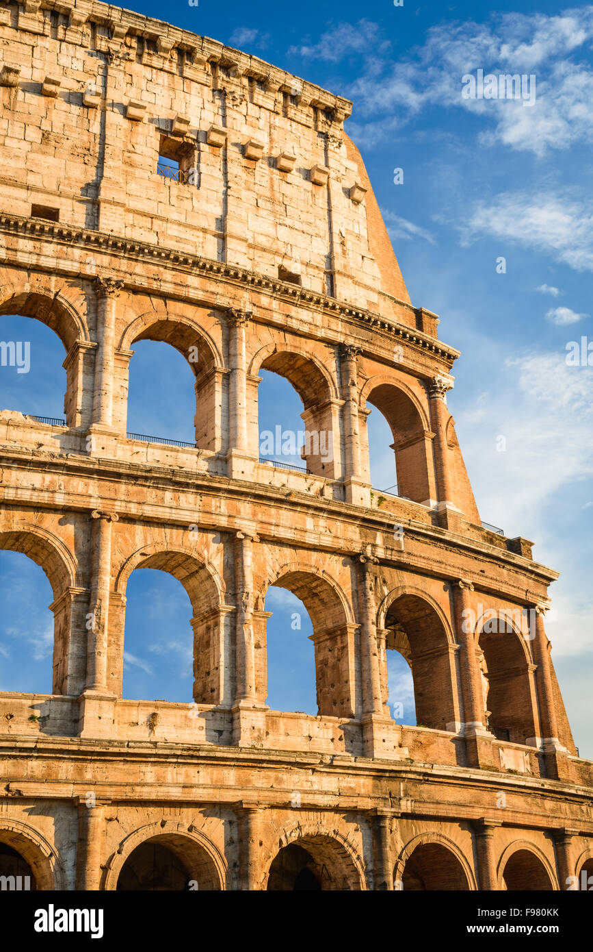 Rom, Italien. Sonnenuntergang mit Kolosseum, Coloseo. Kolosseum Ruinen des antiken Amphitheaters größte im römischen Reich. Stockfoto