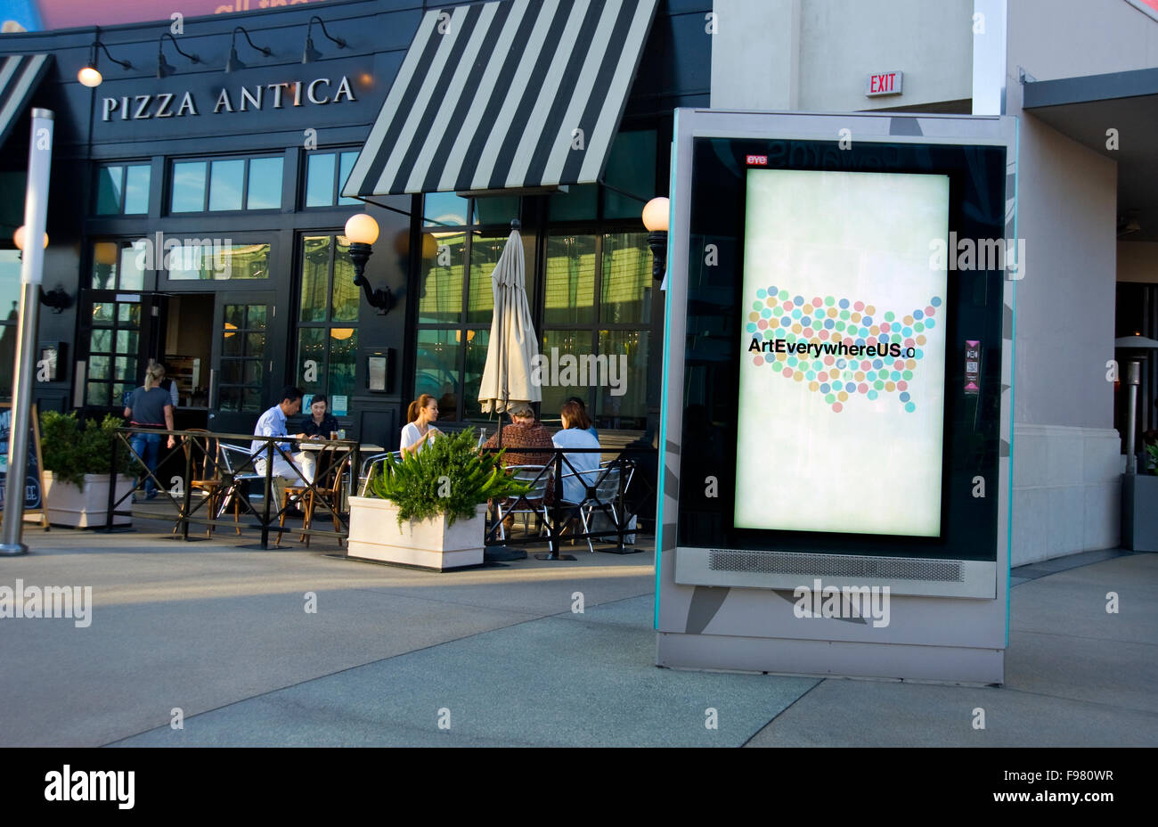 Die Kunst überall das Logo erscheint ein digitaler Kiosk am Einkaufszentrum Santa Monica Place in Santa Monica, Kalifornien Stockfoto