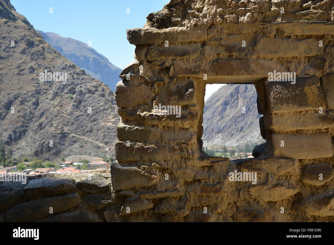 Blick durch das Fenster in die Inka-Ruinen von Ollantaytambo im Heiligen Tal von Peru. Stockfoto