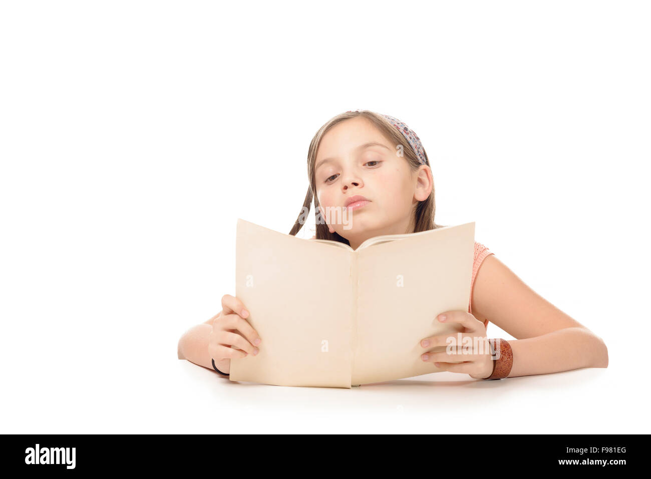 eine kleine Studentin studieren und lesen in der Schule buchen Stockfoto