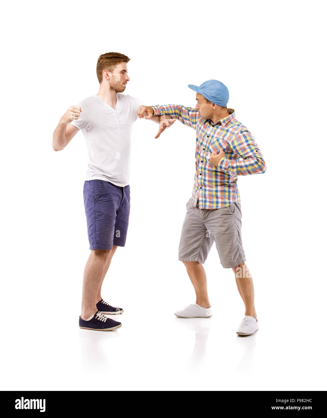 Junge Männer kämpfen, isolierten auf weißen Hintergrund Stockfoto