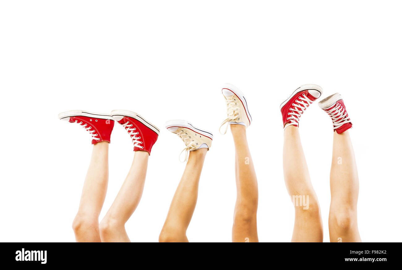 Studenten-Füße-Konzept mit Turnschuhen auf weißem Hintergrund mit Platz für text Stockfoto