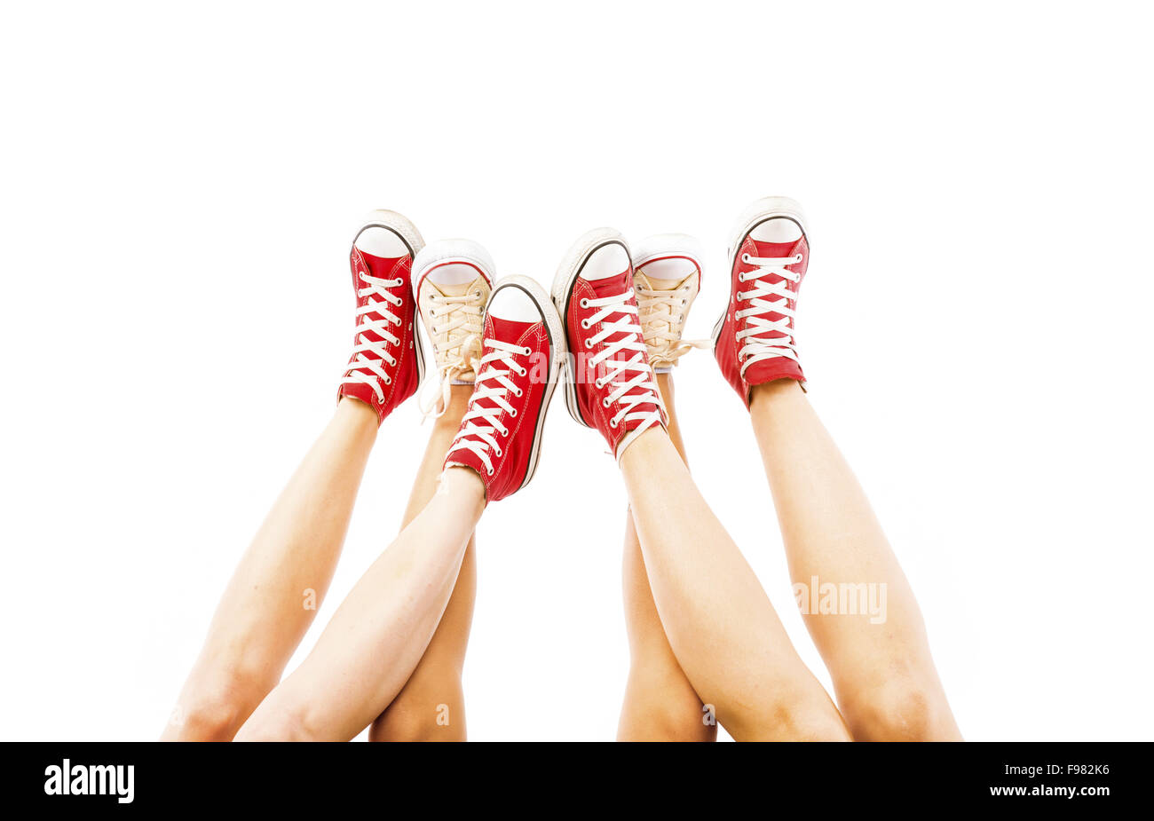 Studenten-Füße-Konzept mit Turnschuhen auf weißem Hintergrund mit Platz für text Stockfoto
