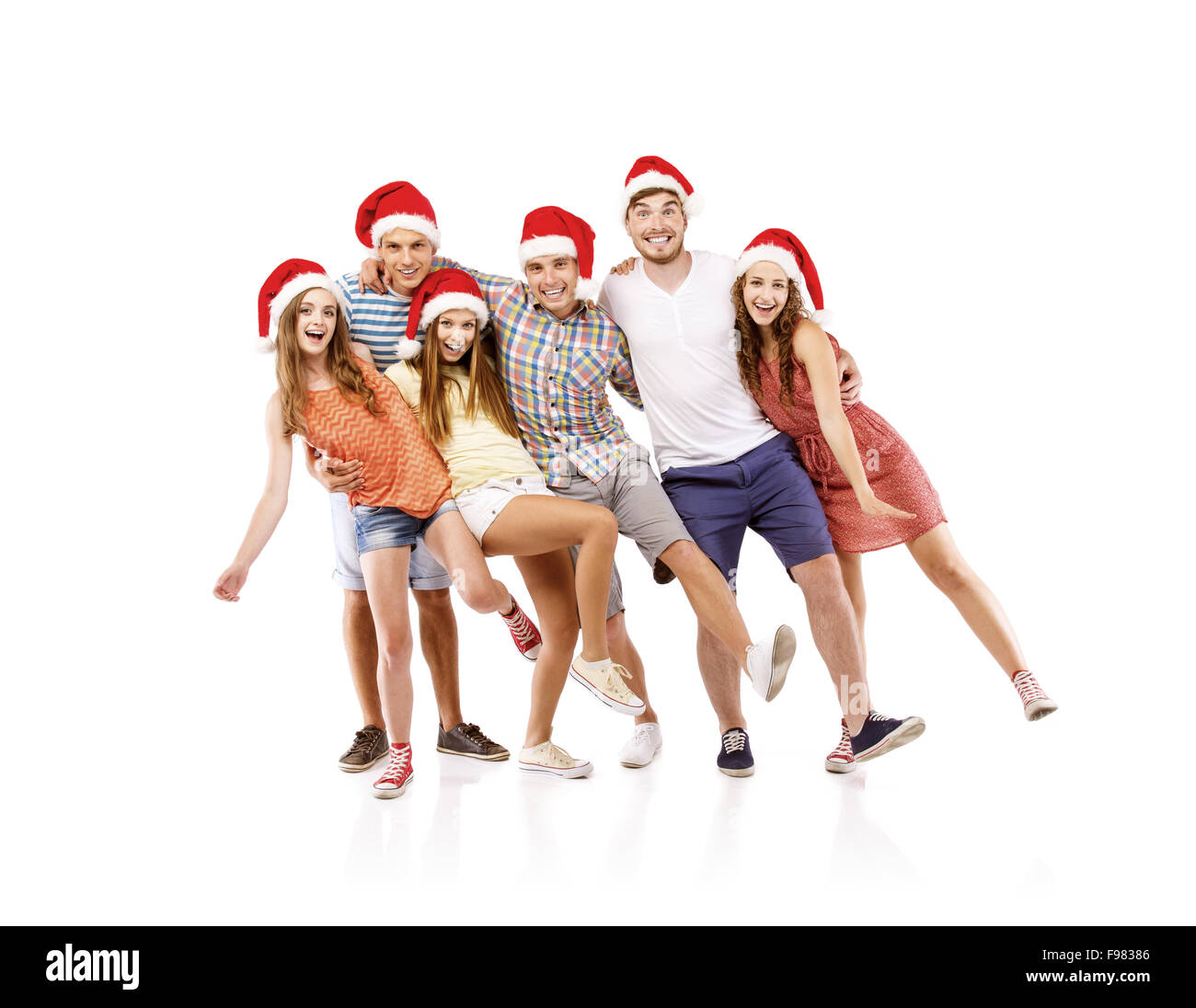 Gruppe von Jugendlichen in Santa Hüte Spaß, isoliert auf weißem Hintergrund Stockfoto