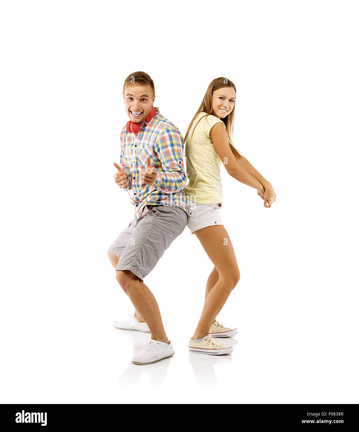 Lächelnde junge Menschen tanzen, isoliert auf weißem Hintergrund Stockfoto