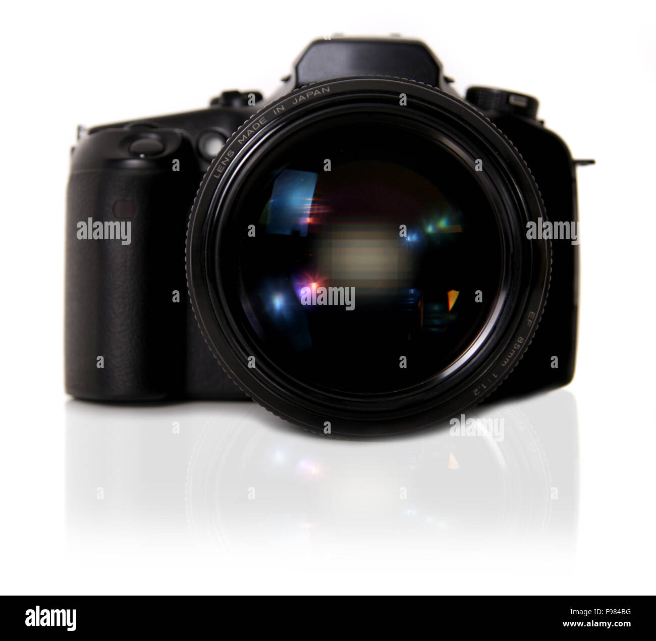 DSLR-Kamera auf weißem Hintergrund Stockfoto