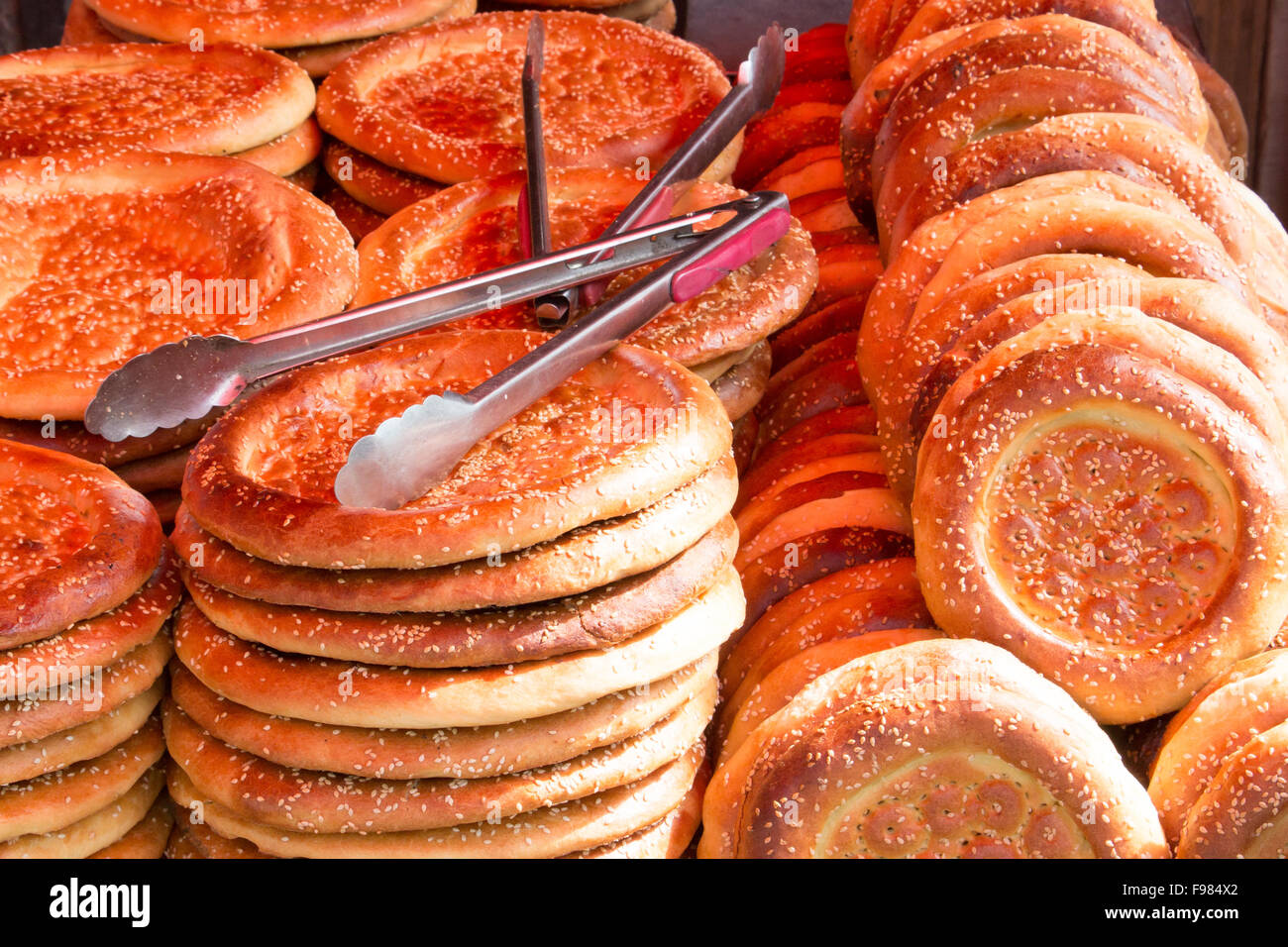 Stapel von Naan Brot auf einem Markt in Xinjiang China Stockfoto
