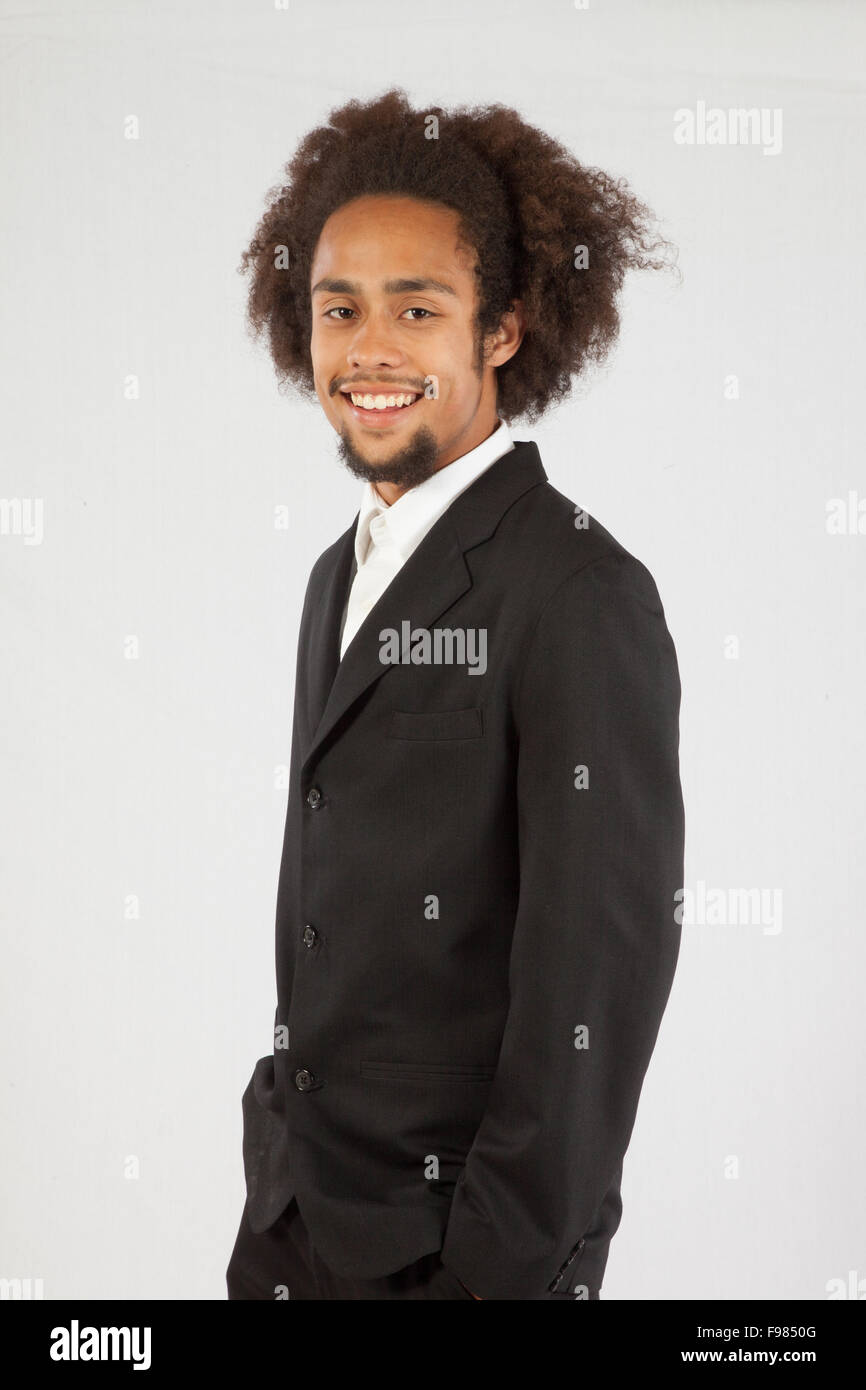 Schöner schwarzer Mann im Anzug Mantel mit einem zufrieden Lächeln Stockfoto