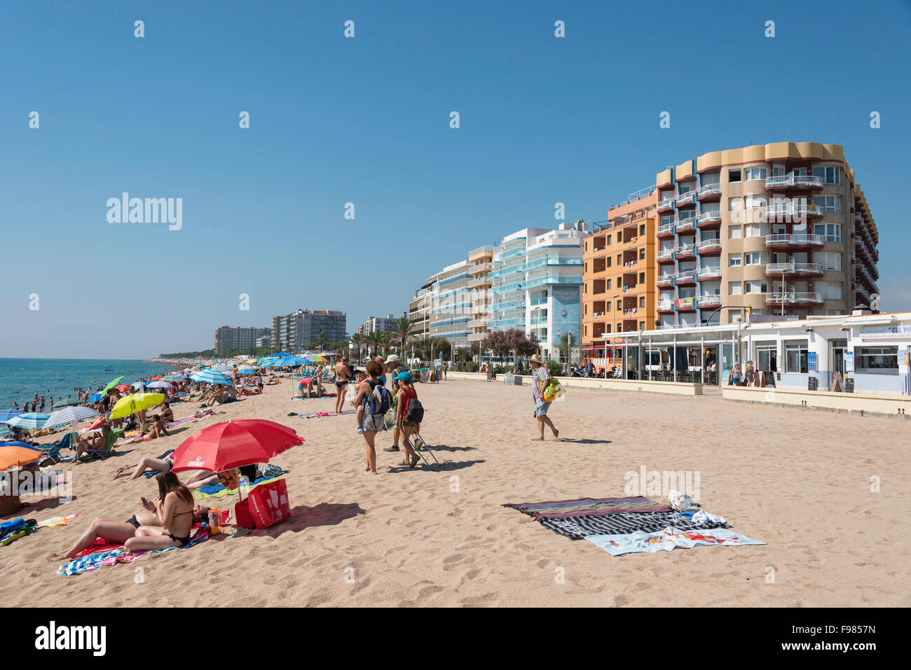 Strand und Promenade anzeigen, Platja de S'Abanell, Blanes, Costa Brava, Provinz Girona, Katalonien, Spanien Stockfoto