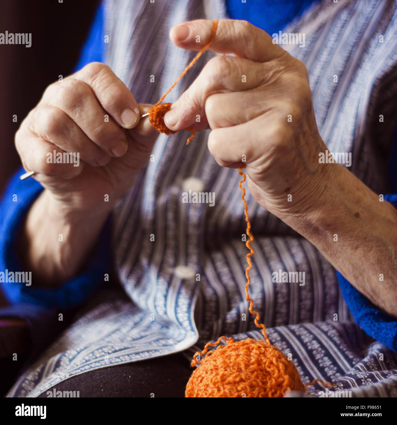Händen der senior Frau stricken mit Wolle und Stricknadeln Stockfoto