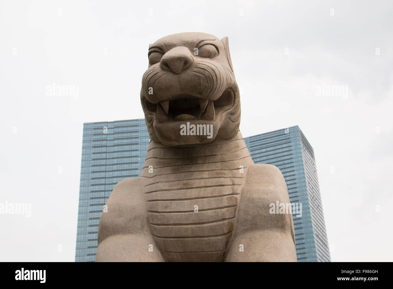 Harter Stein dragon vor hohen Gebäuden Stockfoto