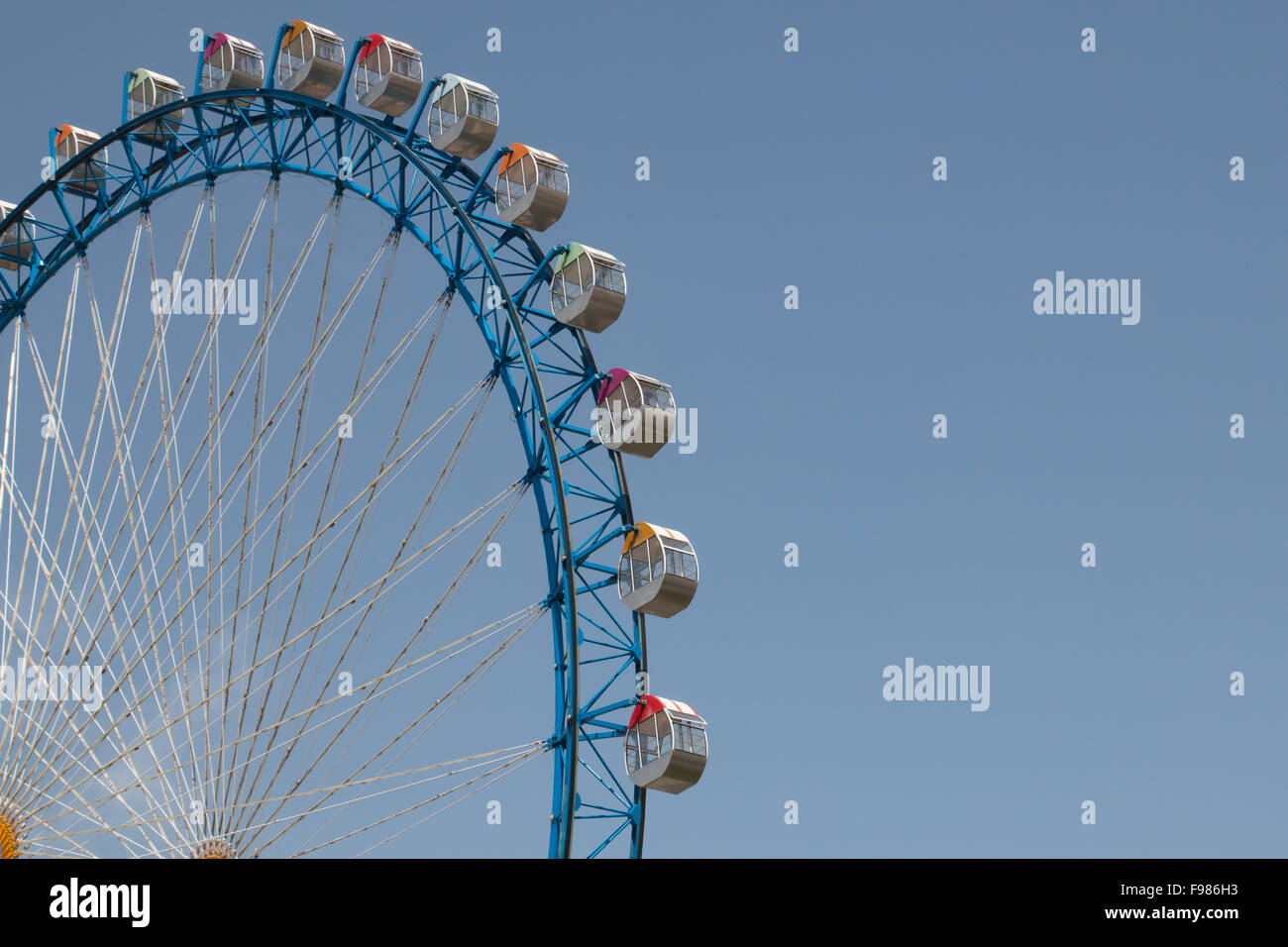 Blau ferriswheel vor blauem Himmel an einem sonnigen Tag Stockfoto