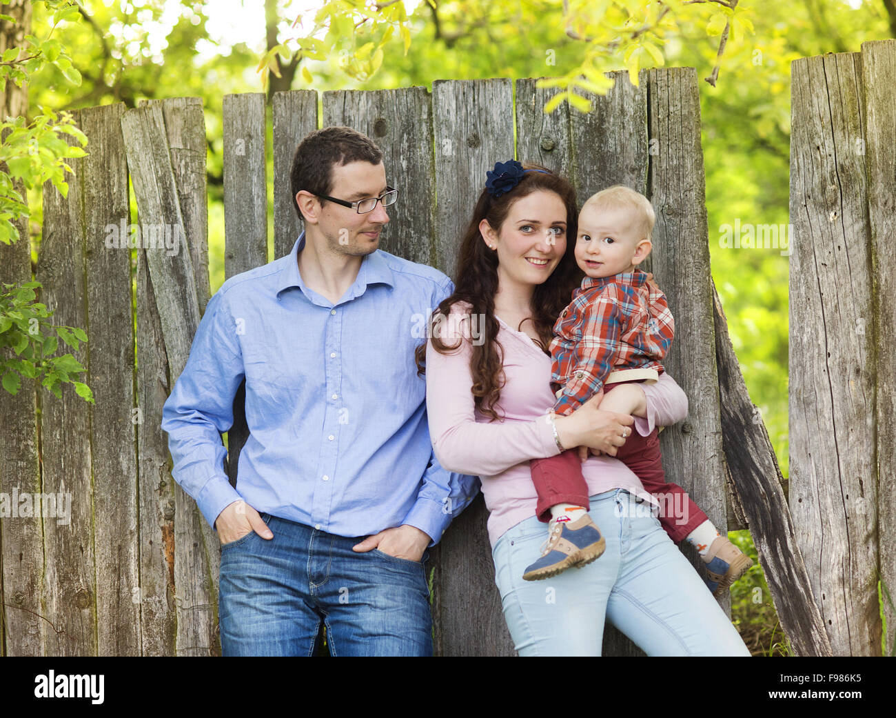 Glückliche Familie verbringt Zeit mit Sohn in der Natur Stockfoto