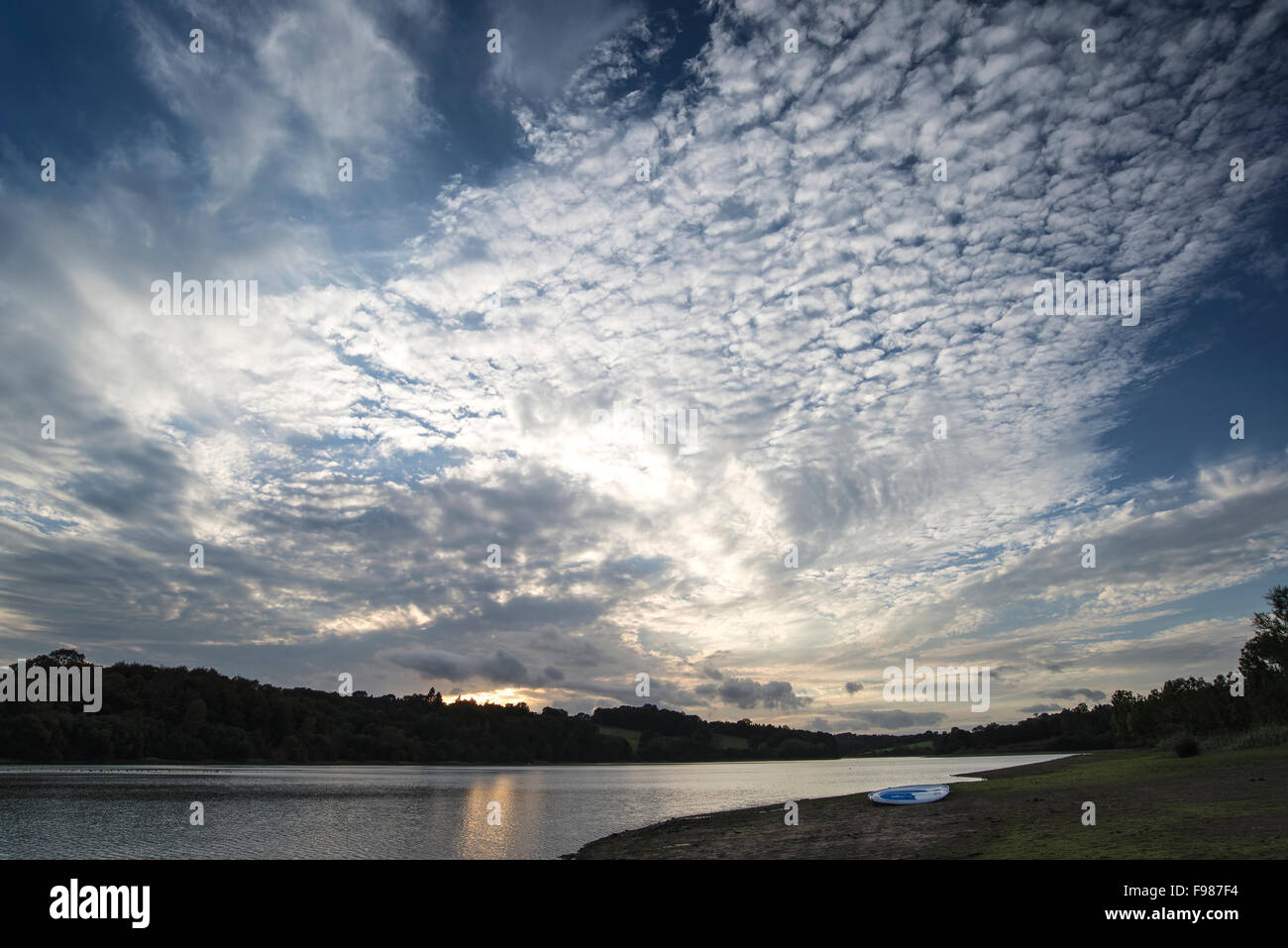 Sommer Sonnenuntergang über See Landschaft mit Freizeitboote am Ufer Stockfoto