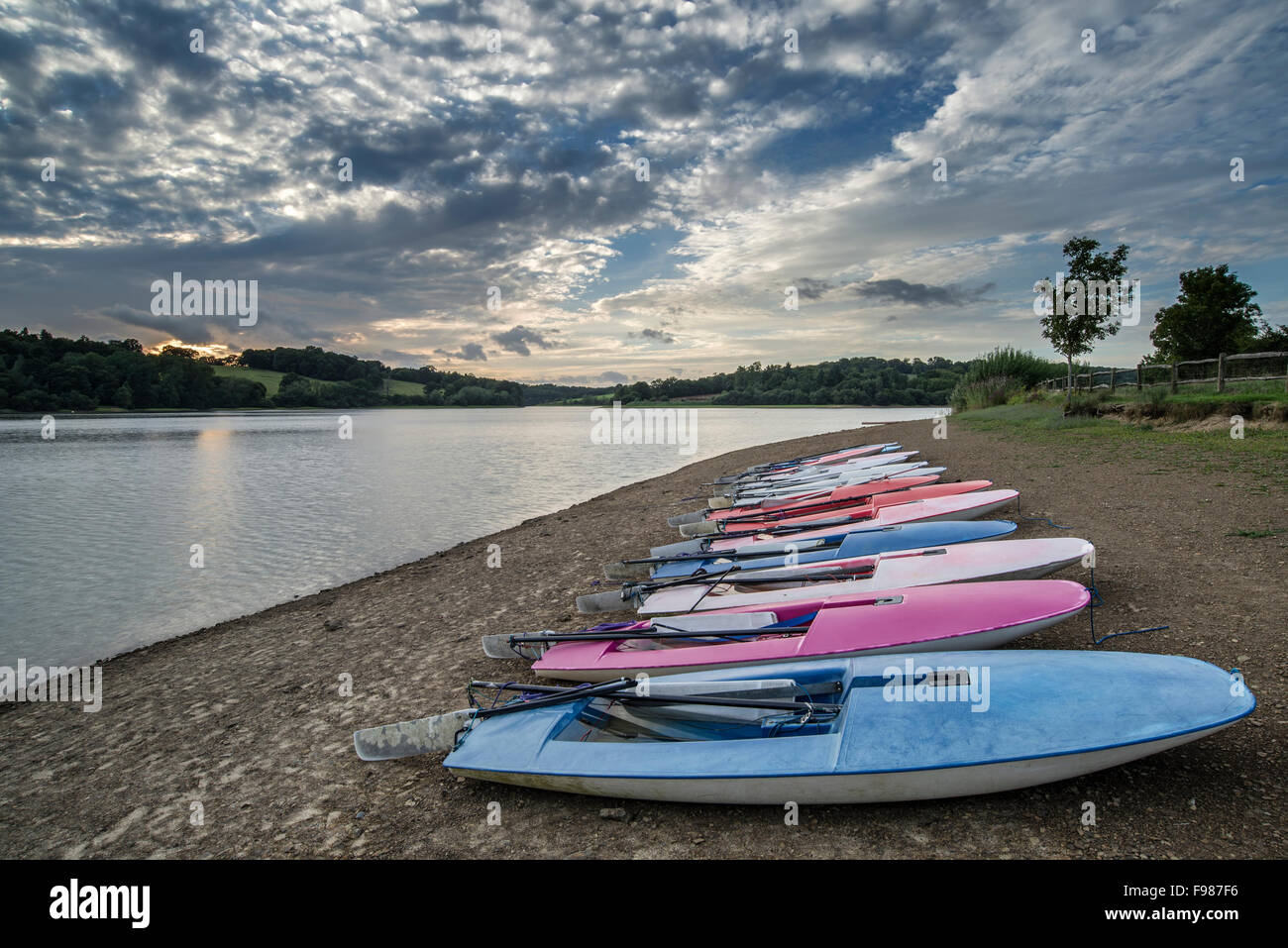Sommer Sonnenuntergang über See Landschaft mit Freizeitboote am Ufer Stockfoto