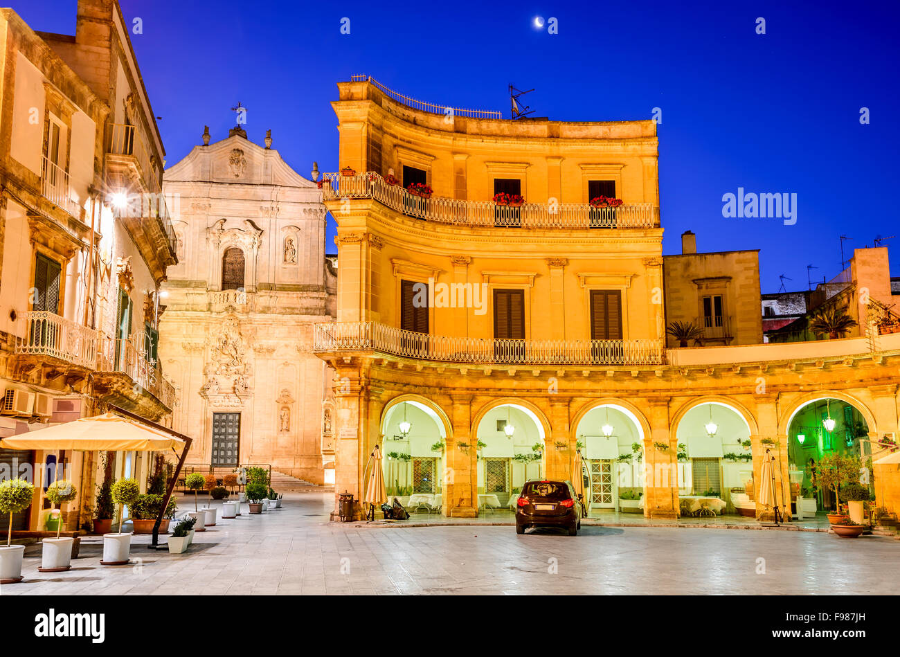 Martina Franca, Apulien in Italien. Piazza Plebiscito und Basilica di San Martino in der Dämmerung. Stockfoto