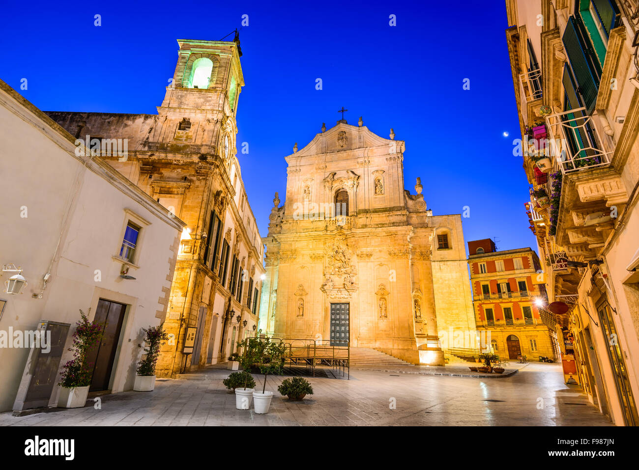 Martina Franca, Apulien in Italien. Piazza Plebiscito und Basilica di San Martino in der Dämmerung. Stockfoto
