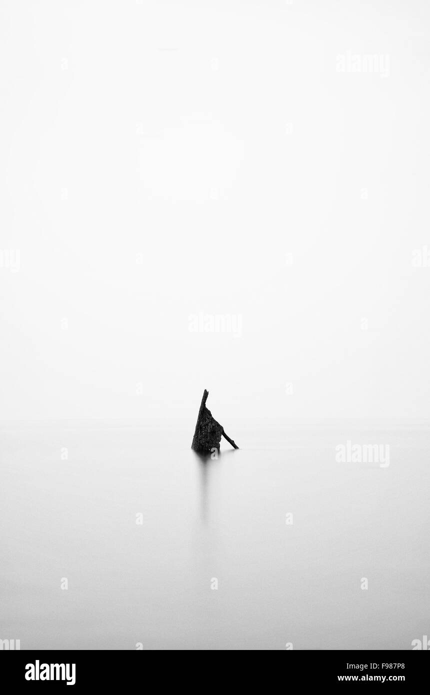 Minimalistische Landschaftsbild der Schiffbruch Ruine im Meer schwarz / weiß Stockfoto