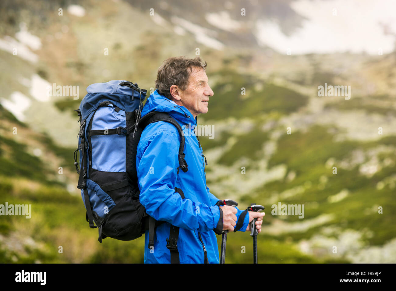 Wandern in der herrlichen Bergwelt Senior Tourist-Mann Stockfoto