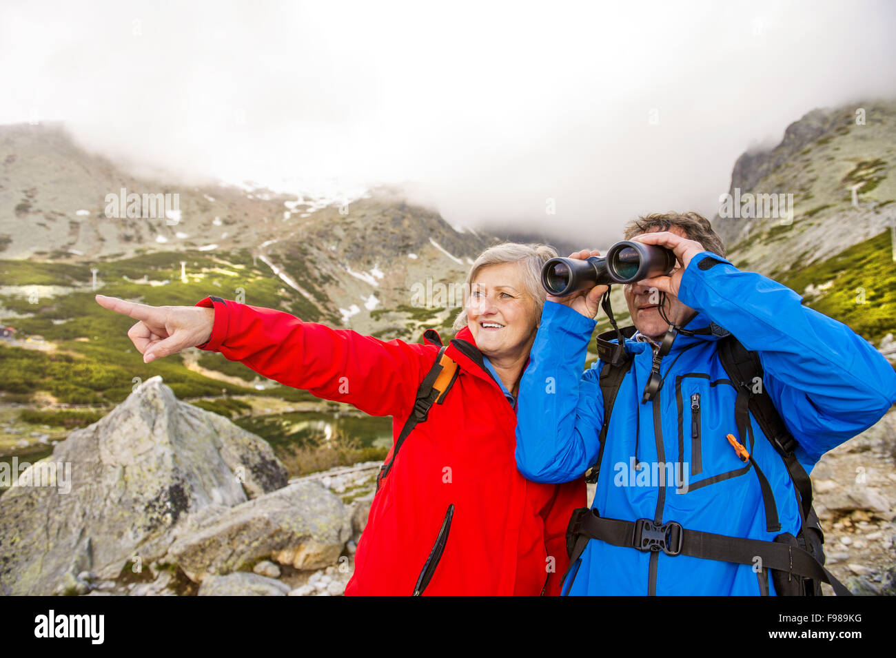Senior Wanderer Paar genießt die Landschaftsansicht mit Fernglas Stockfoto