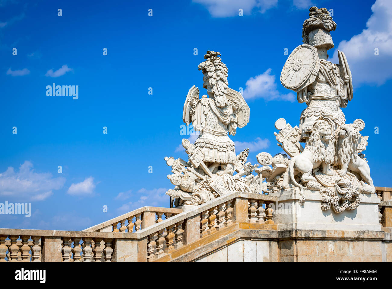 Skulptur der Wächter auf der Gloriette im Schlosspark Schönbrunn, Wien, Österreich. Stockfoto