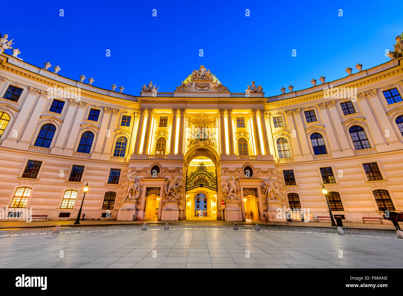 Wien, Österreich. Hofburg Palast von Michaelerplatz, im Weitwinkel bei Dämmerung, Habsburg Empire Landmark in Vienn gesehen. Stockfoto