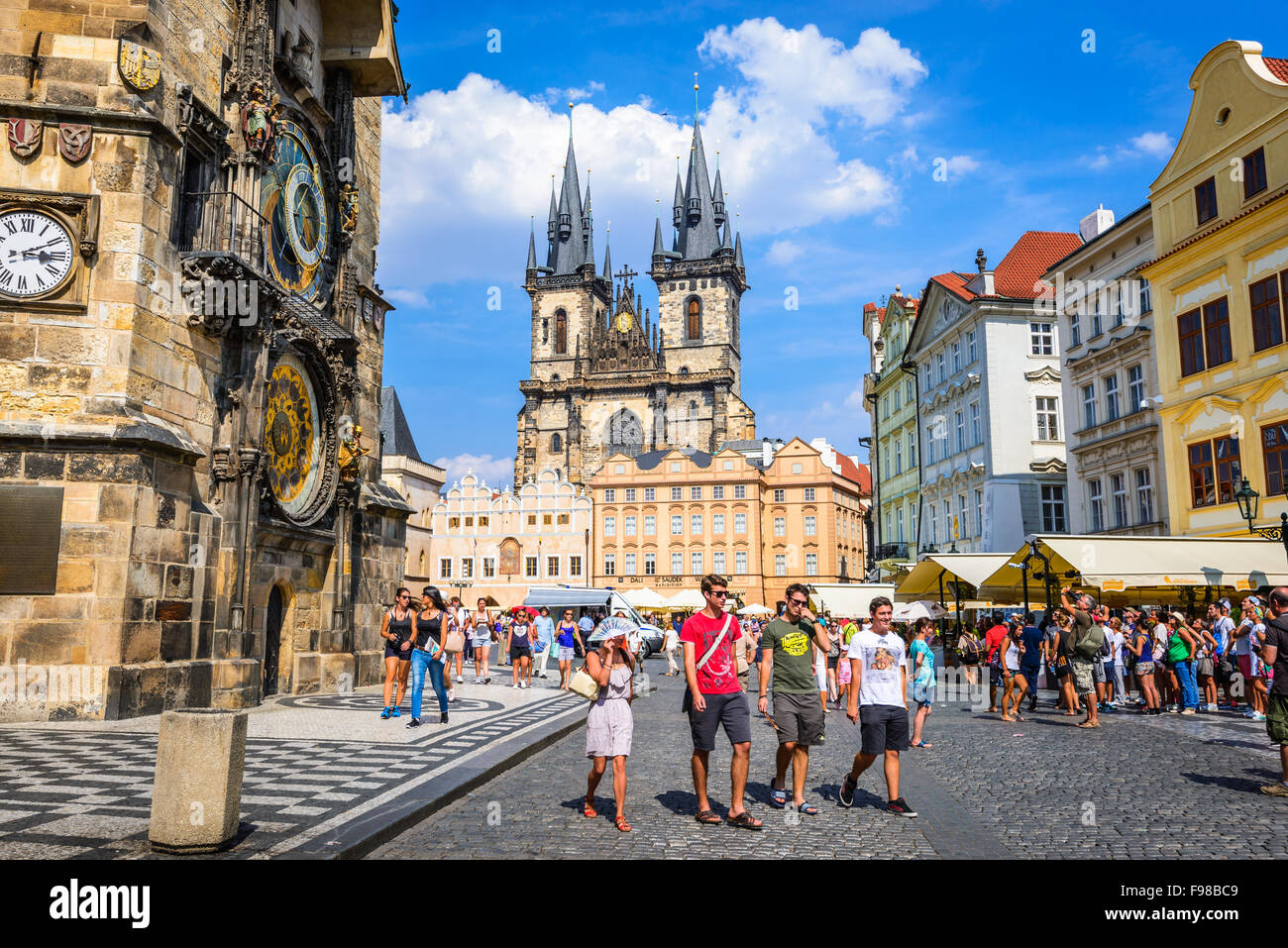 Touristen in Stare Mesto Platz mit alten Stadtturm und Teynkirche, Hauptattraktion von Prag, Böhmen. Stockfoto