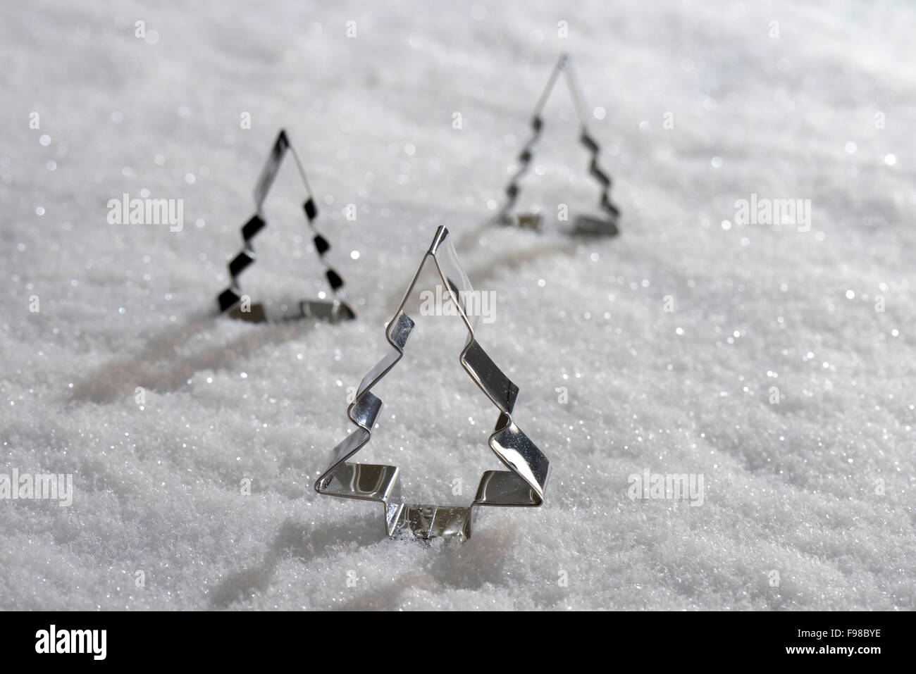 Backen Zinn Weihnachtsbaum auf Schnee Stockfoto