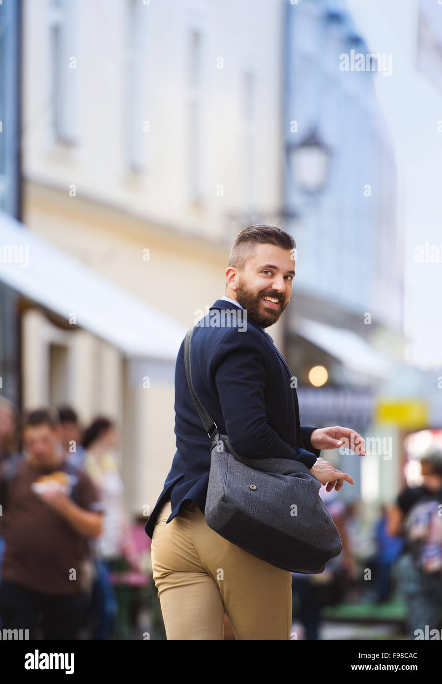 Schöne moderne Hipster Geschäftsmann mit Tasche eilen zu arbeiten Stockfoto