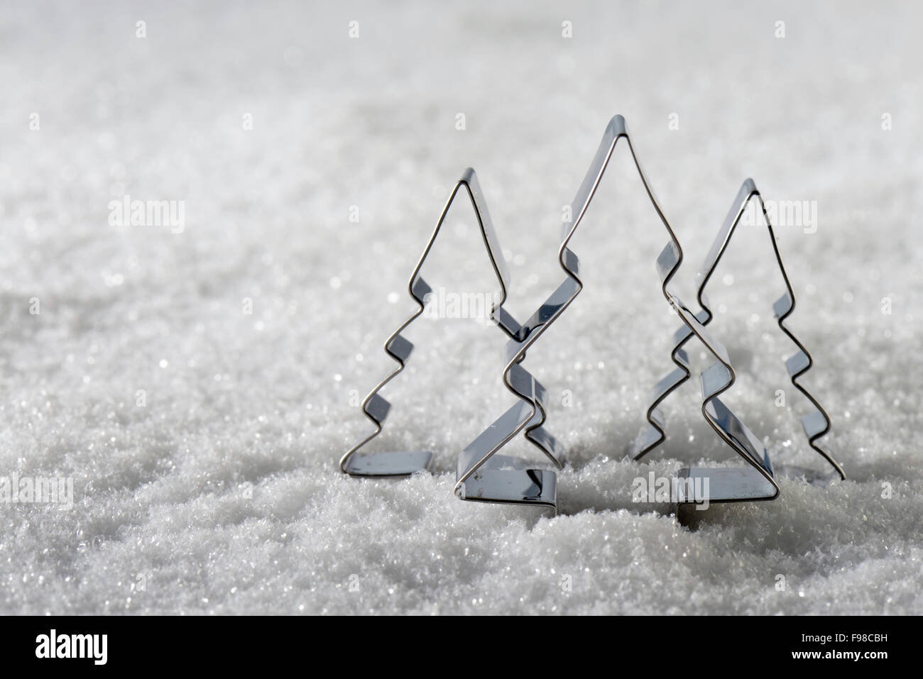 Backen Zinn Weihnachtsbaum auf Schnee Stockfoto