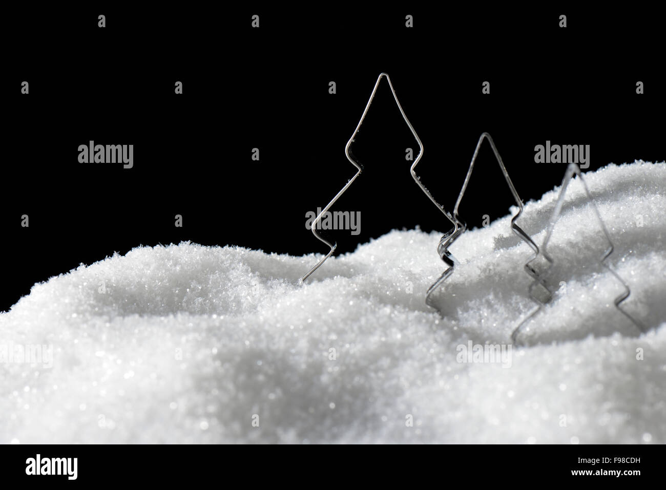 Backen Zinn Weihnachtsbaum auf Schnee Stockfoto