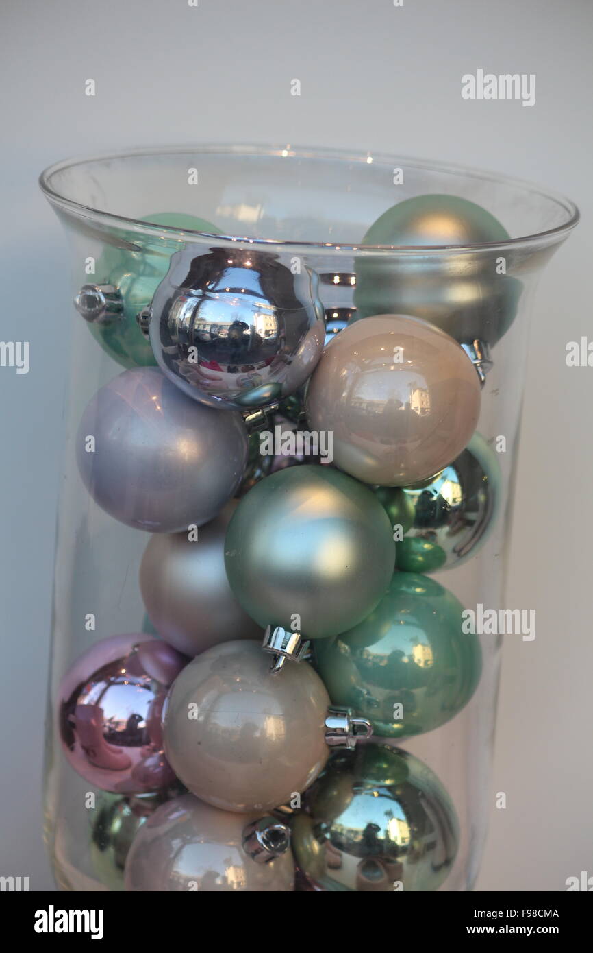 Weihnachtskugeln in ein großes Glas Stockfoto