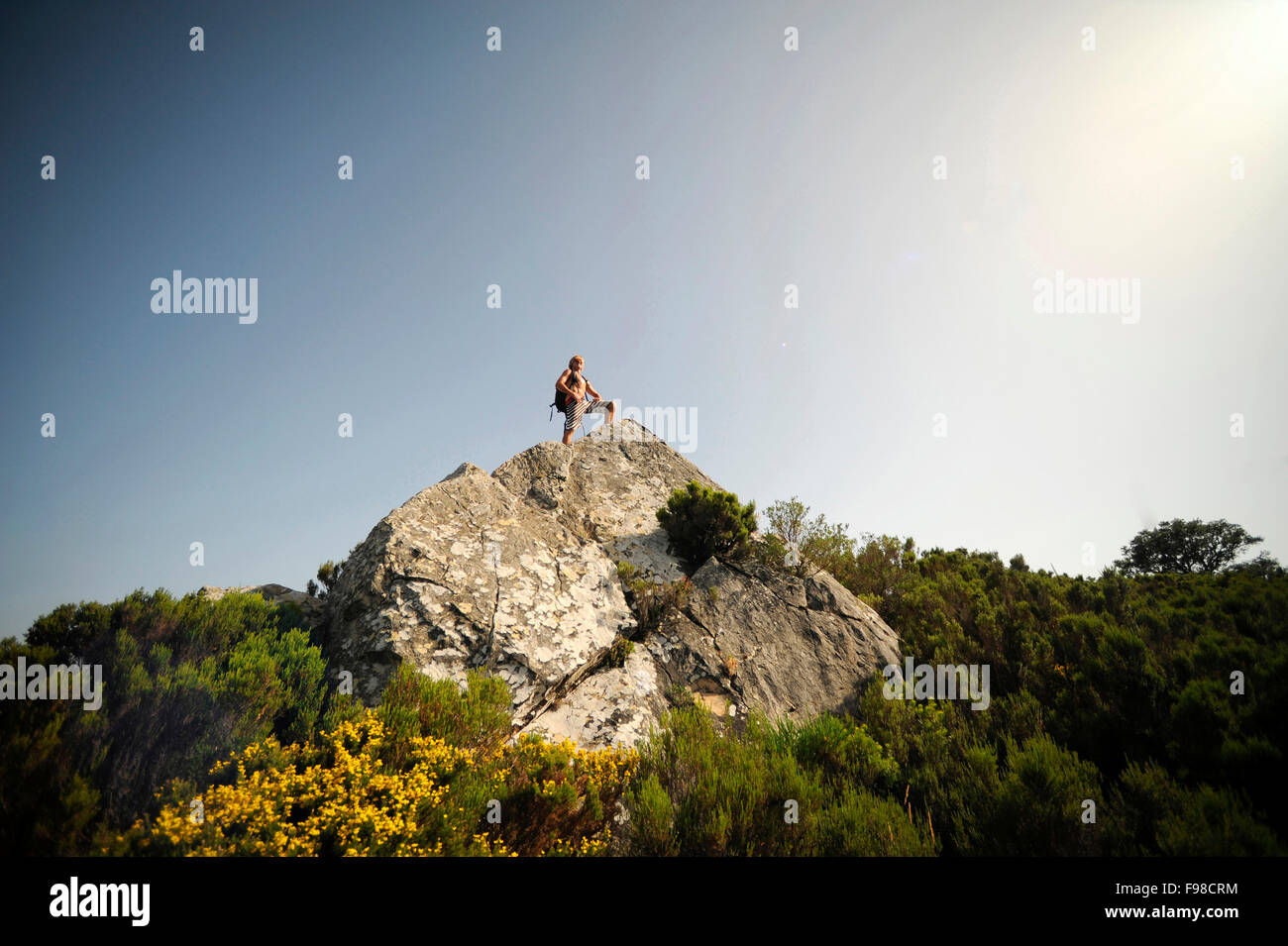 Ein Mann beendet seine Wanderung in Spanien. Stockfoto