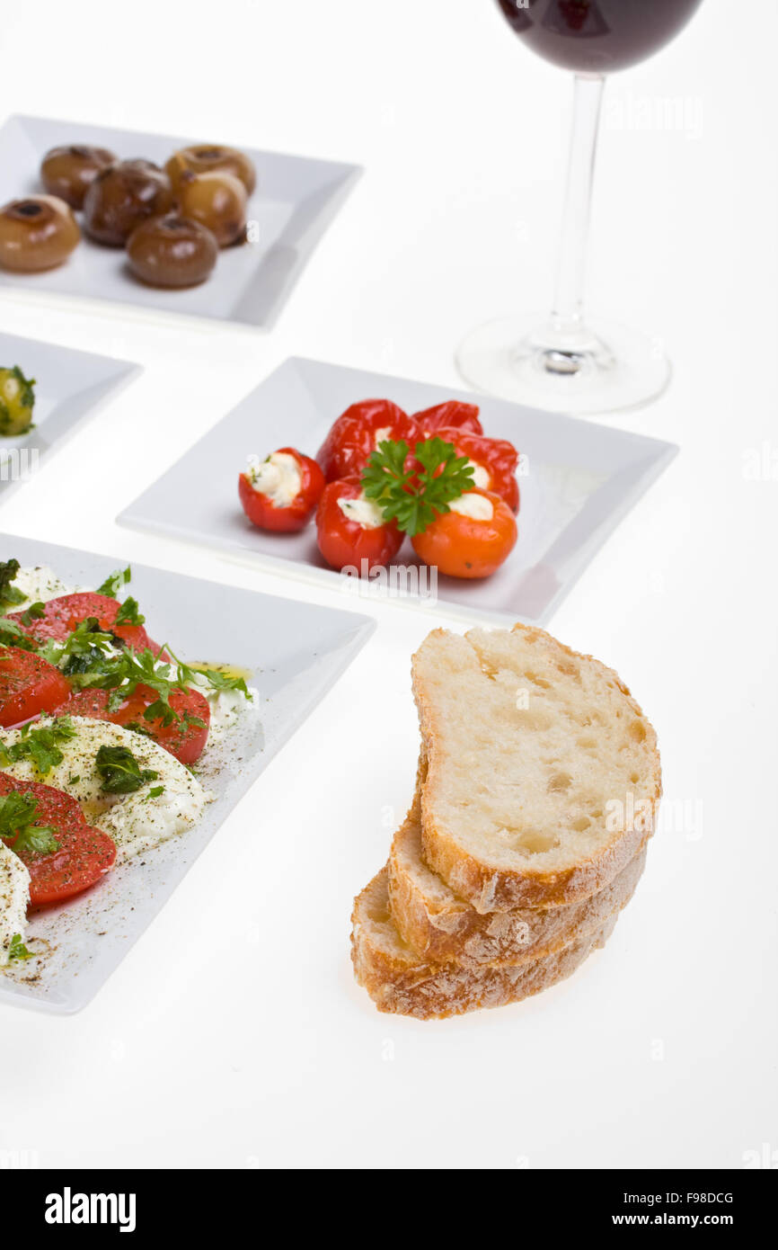 Antipasti Misti und Brot auf weißen Platten Stockfoto