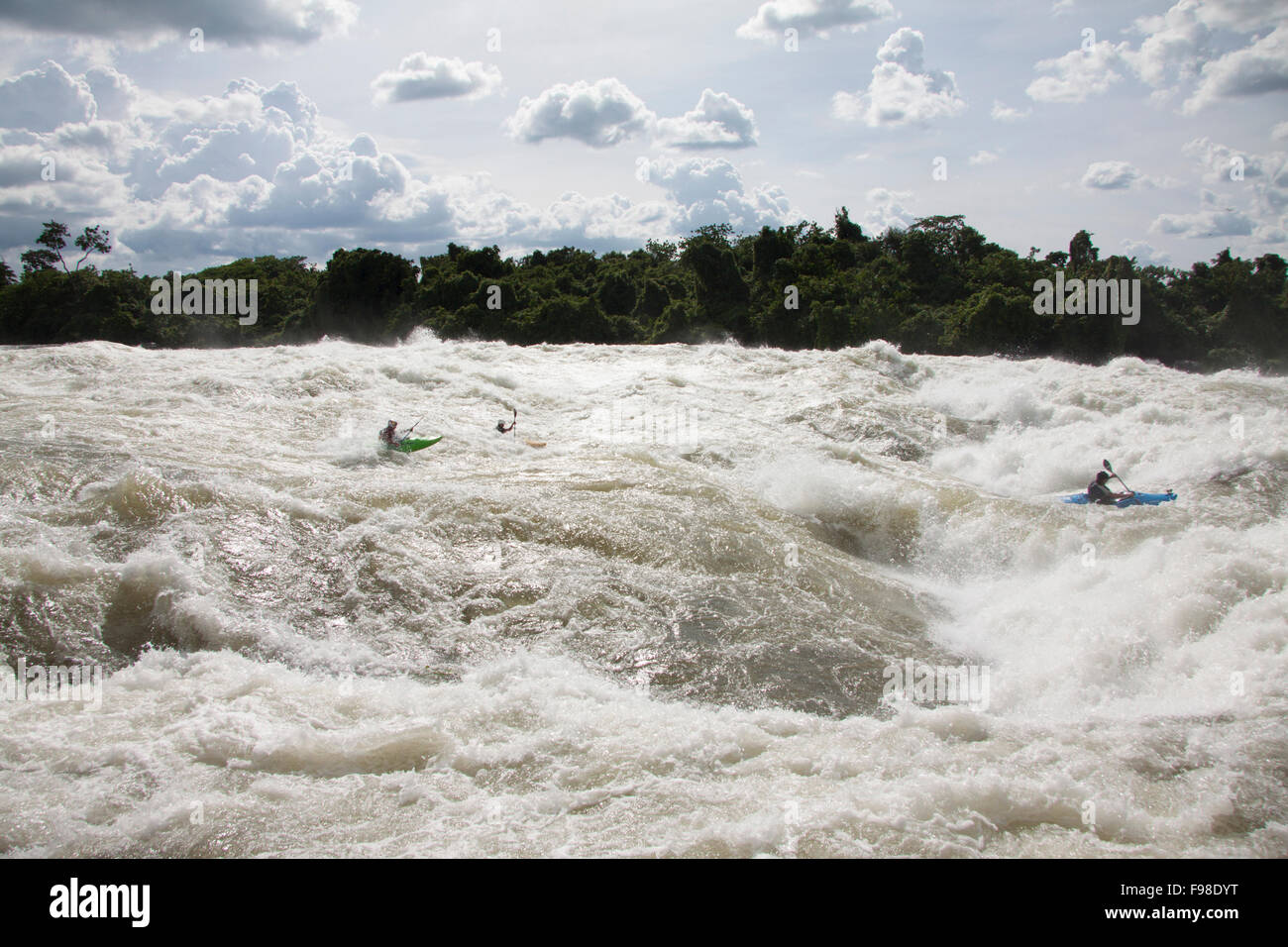 Drei Paddler nehmen eine massive Wildwasser rapid auf Ugandas Weißen Nil. Stockfoto