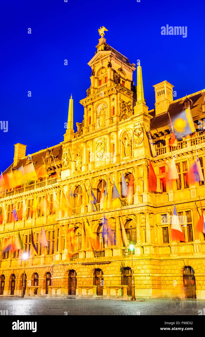 Grote Markt, Antwerpen in Belgien spektakuläre zentralen Quadrat und elegant aus dem 16. Jahrhundert Stadhuis (Rathaus) gekleidet mit Fahnen. Stockfoto