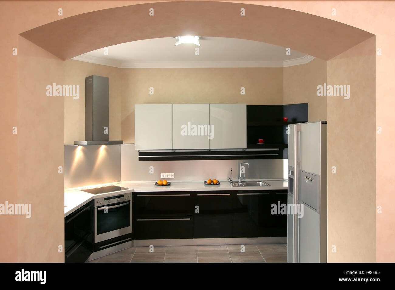 Moderne Küche mit eingebauten Haushaltsgeräte Stockfoto